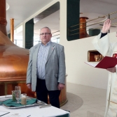Biskup Radkovský požehnal velikonoční várce Urquellu